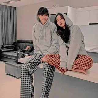 😚 couple, sweats à capuche, pyjamas, maison, intérieur telegram sticker