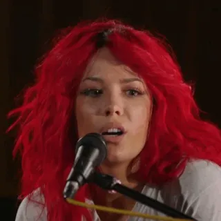 🍒 Halsey cantor, músico, artista, cabelo ruivo, microfone, apresentação whatsapp sticker