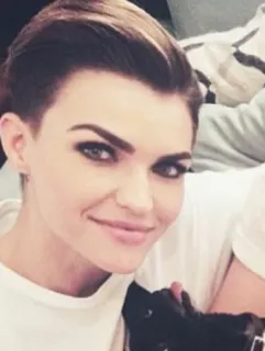 😊 Ruby Rose actriz, celebridad, mujer, retrato, persona, corte de pelo whatsapp sticker