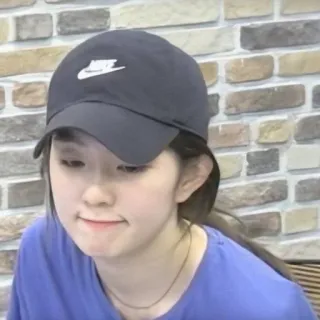 😌 donna, cappello, nike, coreano, persona, interno telegram sticker