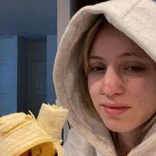 🌟 phụ nữ, chuối, áo hoodie, thức ăn, chân dung, selfie telegram sticker