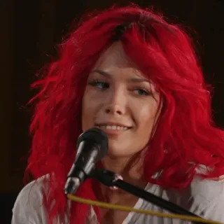 🍒 Halsey cantora, músico, cabelo ruivo, microfone, mulher, pessoa whatsapp sticker