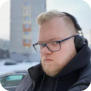 🌨 mężczyzna, okulary, słuchawki, zima, portret, budynek telegram sticker