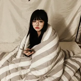 🦋 женщина, плед, в помещении, кровать, очки telegram sticker
