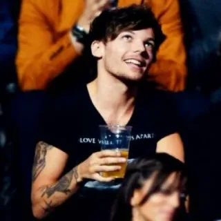 🖤 Louis Tomlinson Love will tear us apart певец, мужчина, знаменитость, портрет, повседневный, с напитком telegram sticker