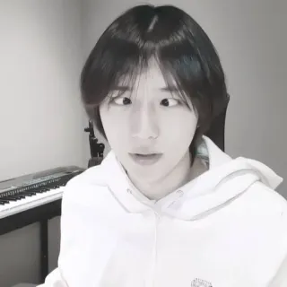 🥠 retrato, persona, hombre, asiático, coreano, sudadera blanca con capucha, bizco whatsapp sticker