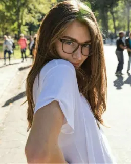 ☺️ mulher, óculos, ar livre, árvores, parque telegram sticker