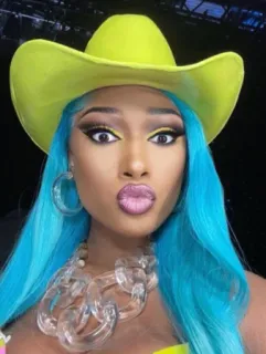 😚 wanita, topi, kecantikan, potret, makeup, kalung, rambut biru, topi kuning, topi koboi, selebriti telegram sticker