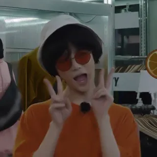 📦 persona, occhiali da sole, segno di pace, bucket hat, maglietta arancione, adolescente whatsapp sticker