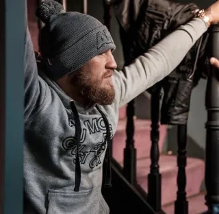 👑 Conor McGregor мужчина, бородатый мужчина, Конор МакГрегор, спортсмен, серая толстовка, портрет whatsapp sticker