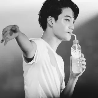 🥀 pria, minum, botol, kemeja putih, korea, idola telegram sticker