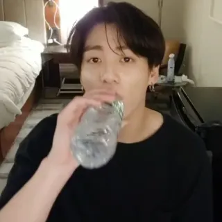 🐟 Jungkook Jungkook, BTS, K-pop, cantante, acqua, bere telegram sticker