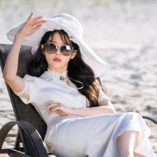 😎 femme, soleil, lunettes de soleil, robe, chapeau, plage, détente, vacances, assise whatsapp sticker