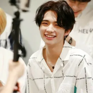 🤍 VILLE DE REVES Hyunjin, K-pop, Sorriso, Homem, Camisa, Feliz telegram sticker