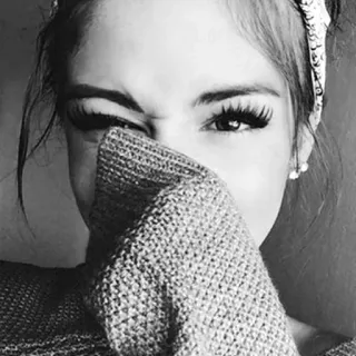 🙊 mulher, menina, retrato, olhos, cílios, suéter, tiara telegram sticker