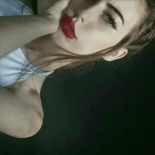😠 vrouw, rode lippenstift, make-up, selfie, portret, schoonheid telegram sticker