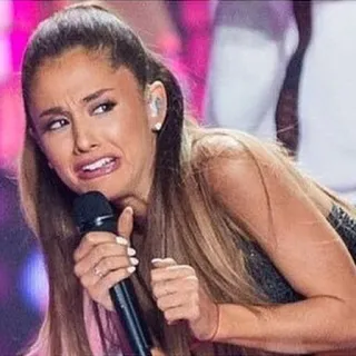 😡 Ariana Grande cantor, microfone, pop star, careta, música whatsapp sticker