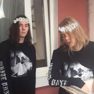 🤝 люди, ромашка, венок из цветов, длинные волосы, черные футболки telegram sticker