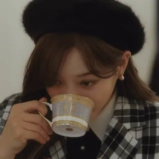 🪅 wanita, minum teh, teh, minuman, orang, topi, cangkir telegram sticker