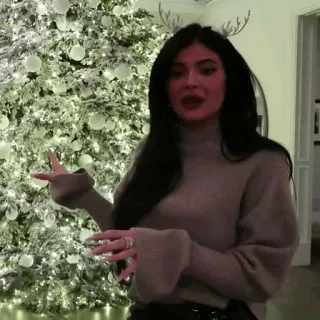 ☘ Kylie Jenner Кайли Дженнер, новогодняя ёлка, Рождество, человек, женщина, праздник telegram sticker
