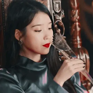 🍷 IU IU, Koreaanse zangeres, Beroemdheid, Vrouw, Zangeres, Aziatisch, Rode lippenstift telegram sticker