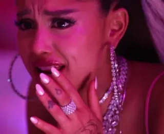 😬 Ariana Grande promi, popstar, sänger, musiker, porträt, weinen whatsapp sticker