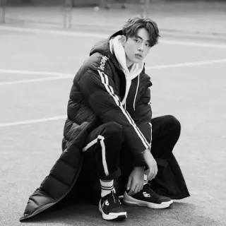 🔖 uomo, moda, giacca, cappotto, seduto, sneakers, abbigliamento, stile telegram sticker