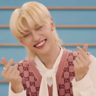 😆 Felix Felix, K-pop, Stray Kids, serduszko palcami, uśmiechnięty, słodki telegram sticker
