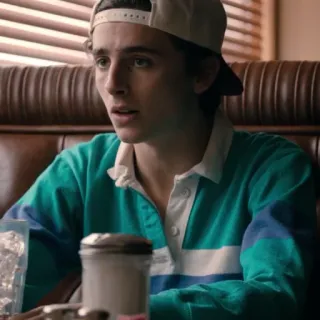 😐 Timothée Chalamet актер, знаменитость, портрет, мужчина, шляпа, повседневный whatsapp sticker