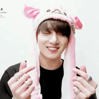 💜 Jungkook BTS LAUNDRY เคป็อป, ไอดอล, นักร้อง, น่ารัก, ยิ้ม, มีความสุข, หมวก, เกาหลี whatsapp sticker
