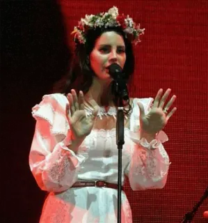 👐 Lana Del Rey cantora, mulher, coroa de flores, vestido branco, apresentação, concerto telegram sticker