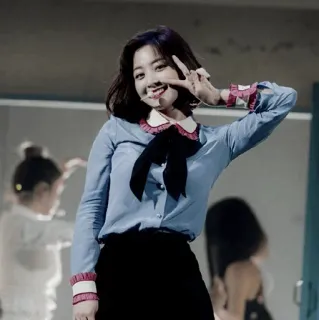 🇧🇼 kpop, garota, mulher, sinal de paz, sorriso whatsapp sticker