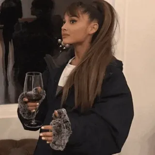 🍸 Ariana Grande beroemdheid, zangeres, vrouw, wijn, drank whatsapp sticker
