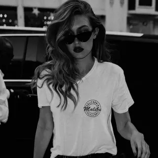 🌾 Malibu mujer, Malibú, camiseta, gafas de sol, moda, celebridad telegram sticker