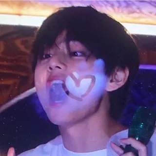 💘 V (Kim Taehyung) K-pop, BTS, V, Kim Taehyung, cantante, ídolo, corazón, Corea del Sur telegram sticker