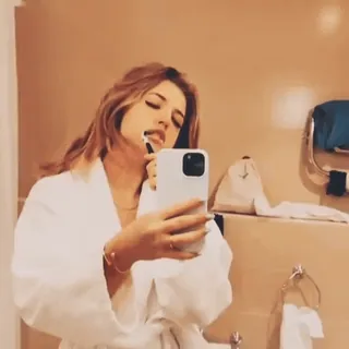 🧖‍♀️ mulher, banheiro, selfie, escova de dentes, roupão, espelho, higiene telegram sticker
