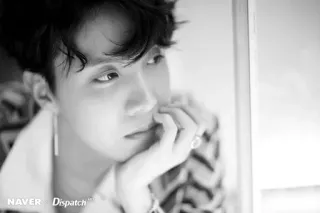 ☠ NAVER Dispatch Persona, Retrato, Blanco y negro, Hombre, Pendientes, Pensativo, K-pop, J-Hope whatsapp sticker