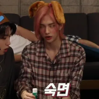 🙄 숙면 persona, coreano, pelo rosa, cuadros, pijama whatsapp sticker