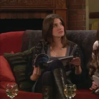 🍕 Robin Scherbatsky How I Met Your Mother phụ nữ, đang ngồi, tạp chí, chương trình TV, ghế sofa, phòng khách telegram sticker