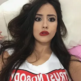 😒 TRUST NOBODY mulher, não confie em ninguém, expressão, lábios vermelhos, selfie telegram sticker