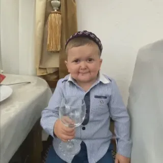 🍽 Hasbulla Magomedov hasbulla, bebé, vino, vaso, sonrisa whatsapp sticker