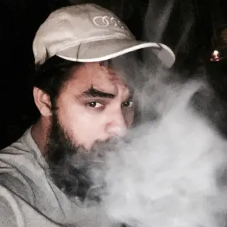 😳 hombre, humo, barba, gorra, retrato, selfie whatsapp sticker