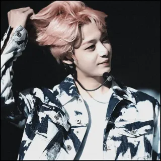 🎠 osoba, mężczyzna, różowe włosy, kurtka, mikrofon, K-pop telegram sticker
