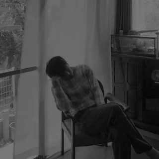🌪 homme, assis, chaise, triste, fenêtre, intérieur, noir et blanc telegram sticker