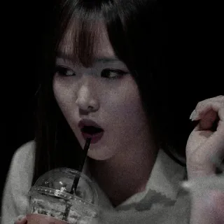 🦴 mujer, bebiendo, vaso de plástico, pajita, persona, interior telegram sticker