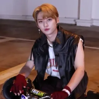🙃 persona, uomo, kpop, ritratto, esterno, stile telegram sticker