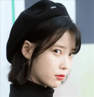😏 IU IU, K-pop, Корейская певица, Корейская актриса, Знаменитость, Берет, Мода whatsapp sticker