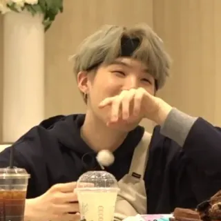 🎭 Suga K-pop, Idol, Senyum, imut, Entertainer, Korea, Penyanyi telegram sticker