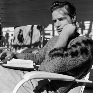 💸 Marlon Brando Марлон Брандо, актер, чтение, черно-белое, винтаж, знаменитость telegram sticker