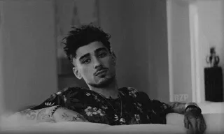 🚬 Zayn Malik Zayn Malik, cantor, tatuagem, celebridade, homem, preto e branco telegram sticker